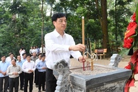 Đồng chí Nguyễn Duy Ngọc, Trưởng Ban Tổ chức Trung ương về nguồn, dâng hương tại Khu di tích quốc gia đặc biệt Tân Trào