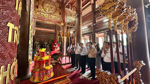 ĐOÀN CÔNG TÁC CỦA QUỐC HỘI, BỘ XÂY DỰNG, BAN QUẢN LÝ DỰ ÁN ĐƯỜNG HỒ CHÍ MINH VÀ ĐẠI BIỂU QUỐC HỘI TỈNH THÁI NGUYÊN, TUYÊN QUANG THAM QUAN KHU DI TÍCH QUỐC GIA ĐẶC BIỆT TÂN TRÀO