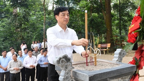Đồng chí Nguyễn Duy Ngọc, Trưởng Ban Tổ chức Trung ương về nguồn, dâng hương tại Khu di tích quốc gia đặc biệt Tân Trào