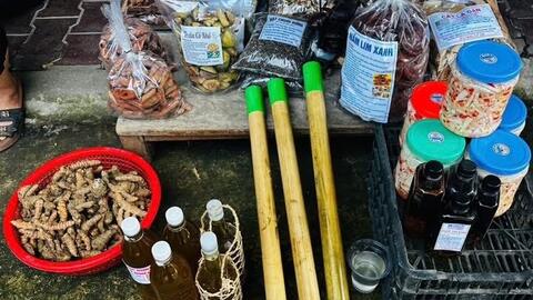 Về Tân Trào , đừng quên dừng chân ghé chợ Nà Nưa – nơi hội tụ những sản vật địa phương mộc mạc, đậm đà hương vị quê hương. Ghé chọn chút quà mang về, để chuyến đi Tân Trào thêm trọn vẹn.
