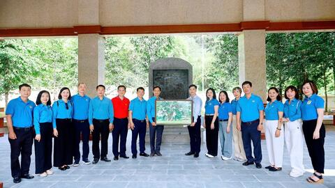 ĐOÀN CÔNG TÁC CỦA CÔNG ĐOÀN CÔNG THƯƠNG VIỆT NAM  VỀ NGUỒN TẠI KHU DI TÍCH QUỐC GIA ĐẶC BIỆT TÂN TRÀO.