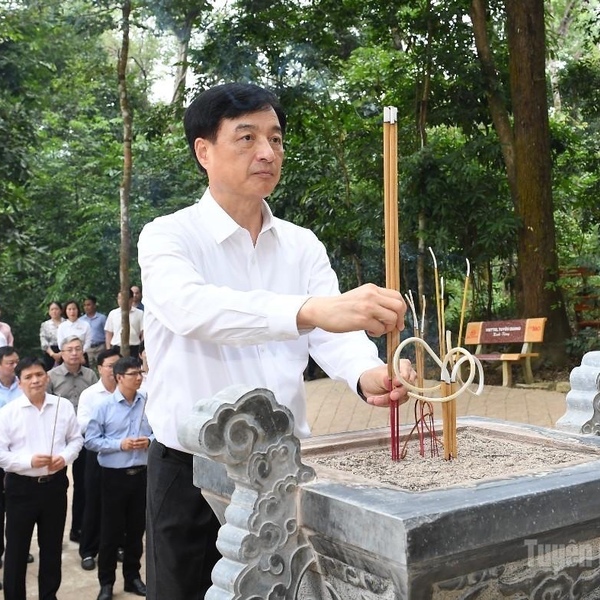 Đồng chí Nguyễn Duy Ngọc, Trưởng Ban Tổ chức Trung ương về nguồn, dâng hương tại Khu di tích quốc gia đặc biệt Tân Trào