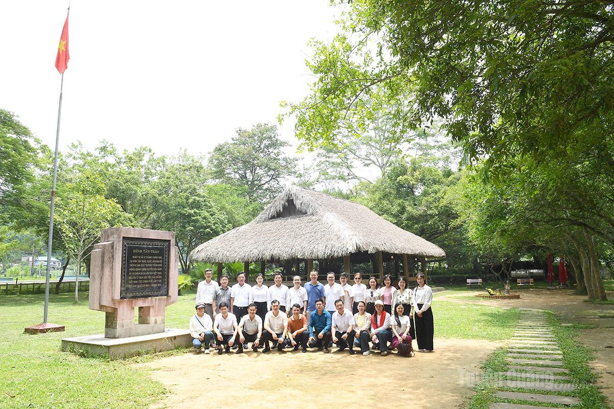 Đoàn công tác của Văn phòng Thành ủy Đà Nẵng và Văn phòng Tỉnh ủy Tuyên Quang tham quan tại đình Tân Trào.