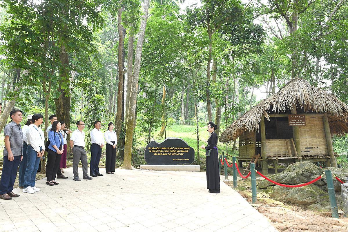 Đoàn công tác của Văn phòng Thành ủy Đà Nẵng nghe thuyết minh về di tích lán Nà Nưa.